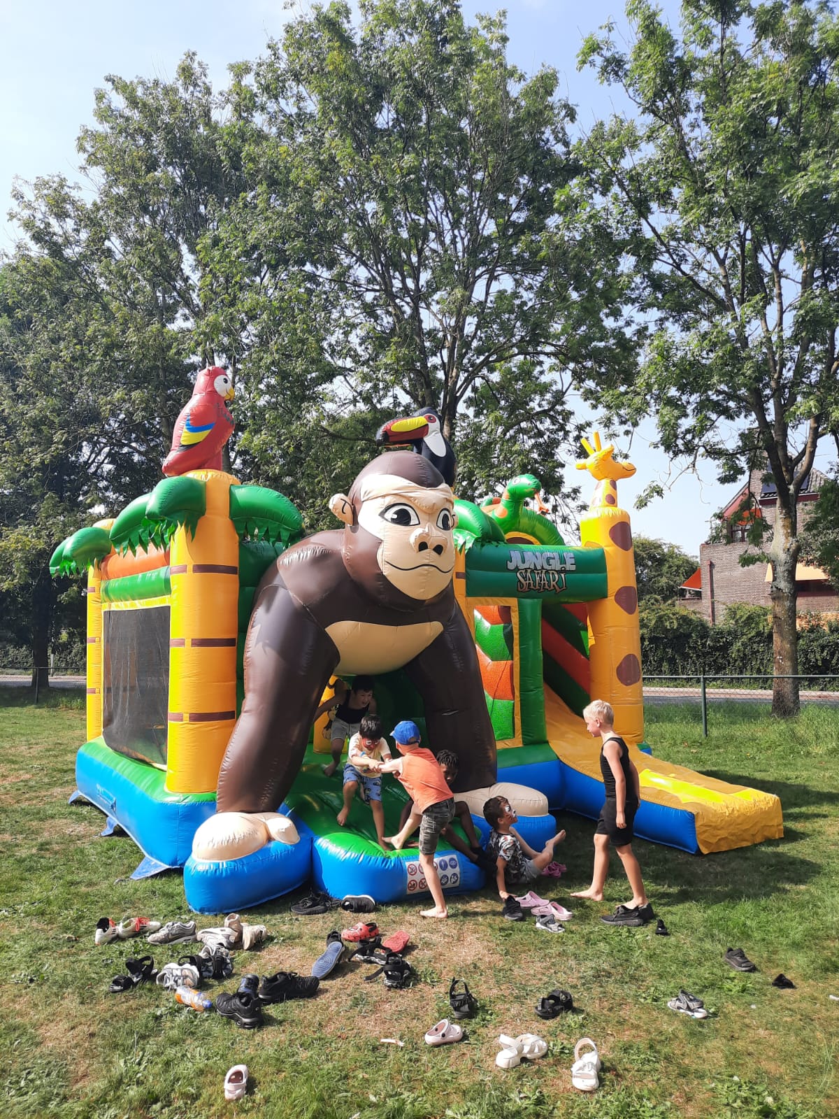 De zomervakantie in de Aa-landen kreeg dit jaar een extra feestelijk tintje dankzij twee bruisende Zomerpret-middagen van Abby D. Op 7 en 14 augustus kwamen veel kinderen – en ouders – gezellig meedoen.