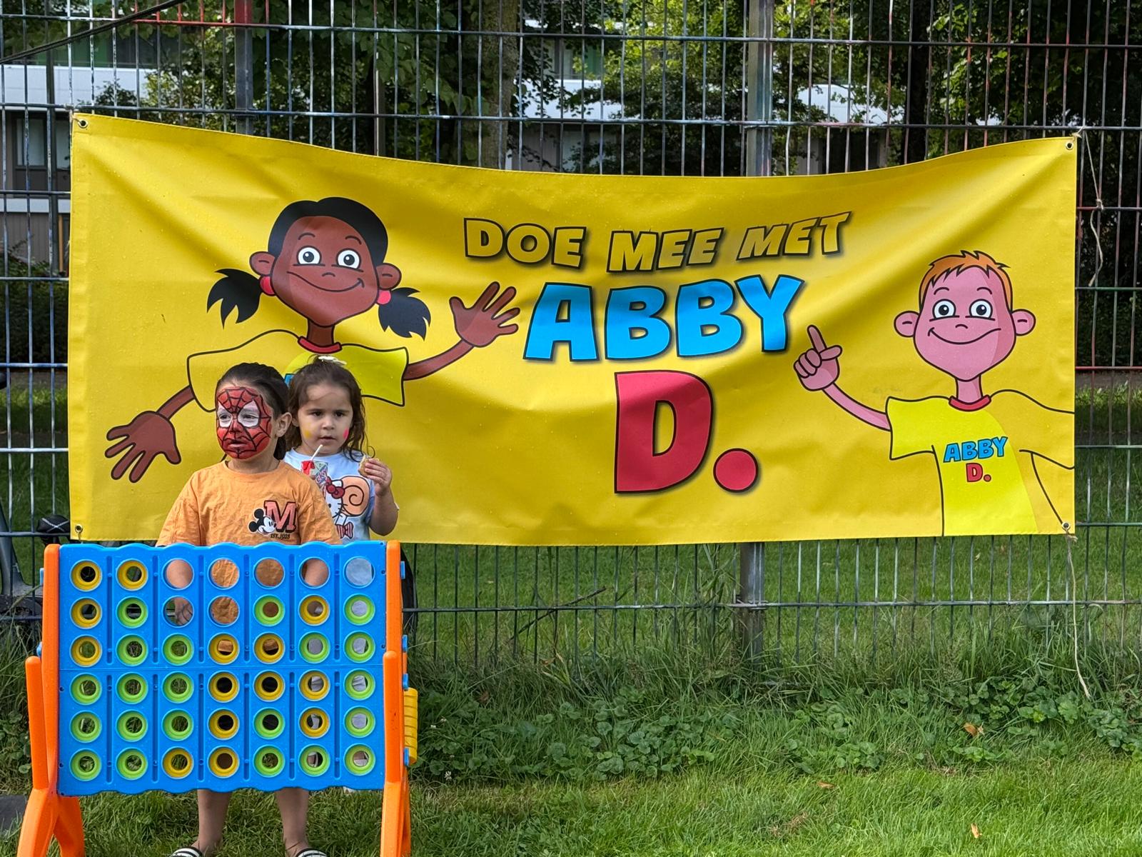 Wat een geweldige start van Zomerpret 2025! Op dinsdag 5 augustus vond de eerste Zomerpret-middag plaats in Holtenbroek. Maar liefst 85 kinderen deden mee aan een middag vol creativiteit, plezier en verrassingen.