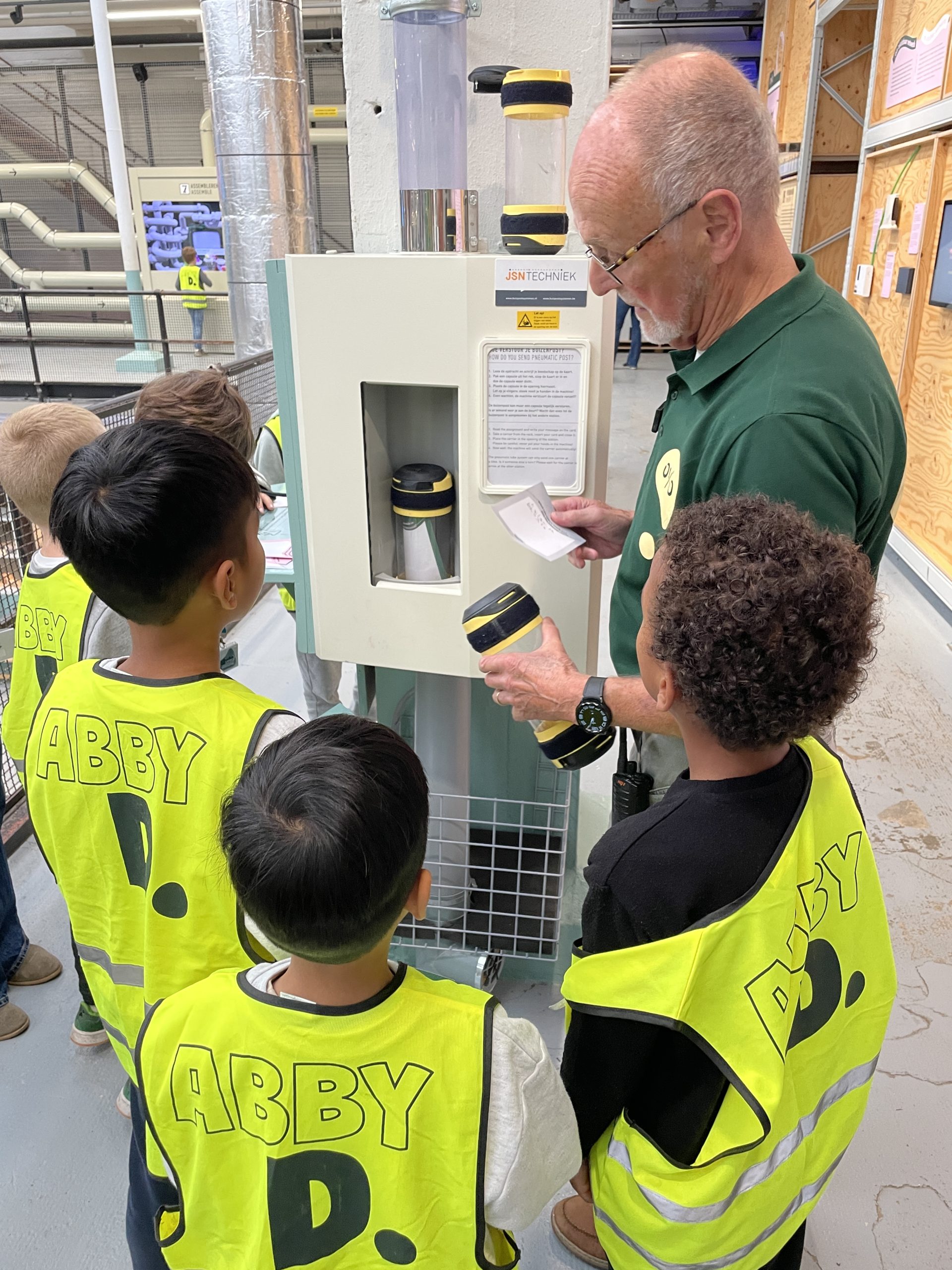Abby D. was op stap in de herfstvakantie! Met ruim negentig kinderen stapten we dinsdag 21 oktober enthousiast de bus in, op weg naar Oyfo Techniekmuseum in Hengelo. De spanning en nieuwsgierigheid waren duidelijk voelbaar, wat zouden we daar allemaal gaan ontdekken?