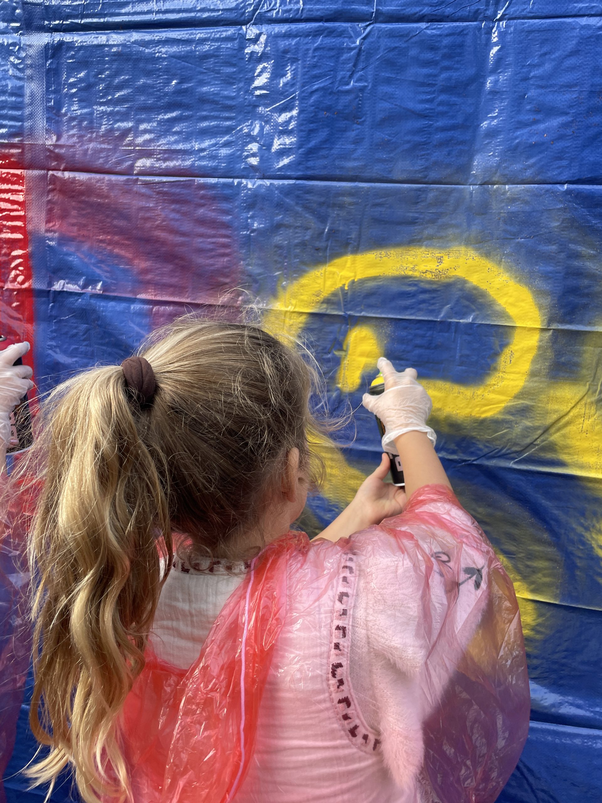 Wat werd Abby D. vrolijk van alle activiteiten in het laatste blok van 2025. Tussen de herfst- en kerstvakantie genoot weer een groot aantal kinderen van een heel divers aanbod.