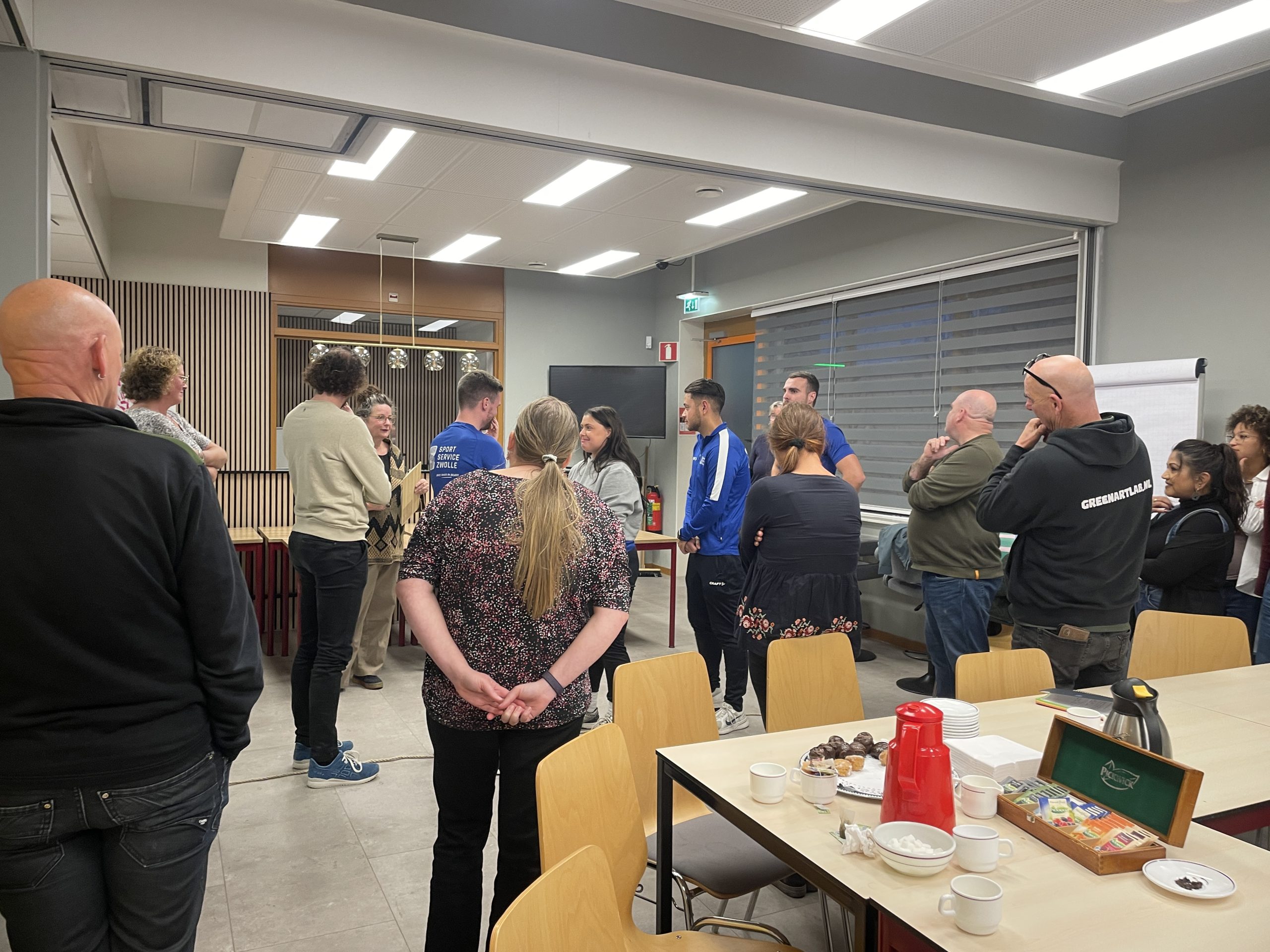 Samen terugblikken op het afgelopen jaar: wat hebben we bereikt, welke samenwerkingen zijn ontstaan en wat nemen we mee naar de toekomst? Zo’n twintig professionals en aanbieders waren dinsdagavond 28 oktober aanwezig bij de inspirerende bijeenkomst die het projectteam van Abby D. Zwolle organiseerde in Wijkcentrum Holtenbroek.