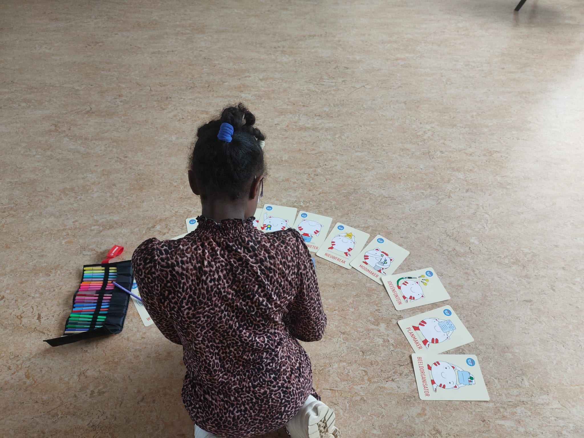 “Wat ik zo bijzonder vind, is hoe snel kinderen vertrouwen geven en zich openstellen. Hoe eerlijk en puur ze kunnen zijn zodra ze merken dat je echt luistert en het gesprek met hen aangaat.” Talentenfluisteraar Annebé van den Engel van Het Werkt Sociaal voerde samen met stagiair Estrella van Lierop talentengesprekken met alle kinderen uit groep 6 van de Springplank. De pilot vond plaats van 6 oktober tot en met 8 december 2025.