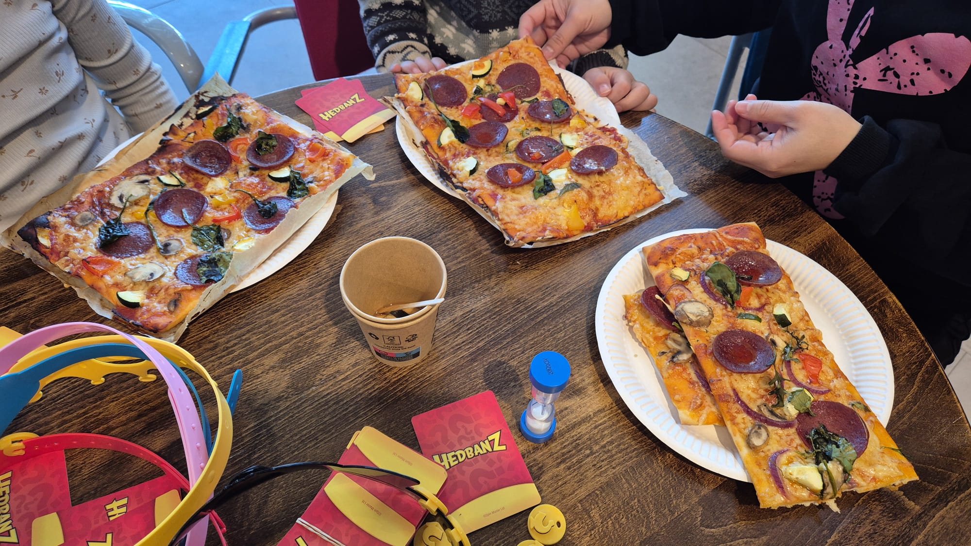 Maar liefst veertig kinderen uit groep 4 t/m 8 maakten met hun moeder op 24 december de lekkerste pizza’s in Wijkcentrum Holtenbroek. Natuurlijk mochten ze die na afloop ook samen opeten. Het was een gezellige en smakelijke middag voor kinderen én ouders!